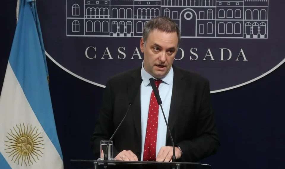Adorni reapareció en medio del escándalo, se defendió sin dar explicaciones y redobló el ataque
