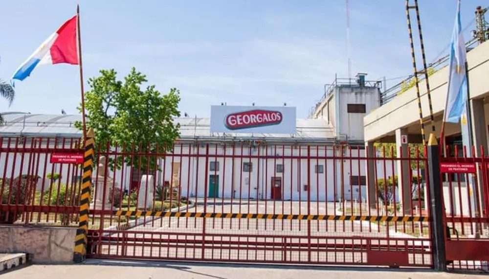 Del kiosco al barco: Georgalos traslada producción a China en plena crisis local