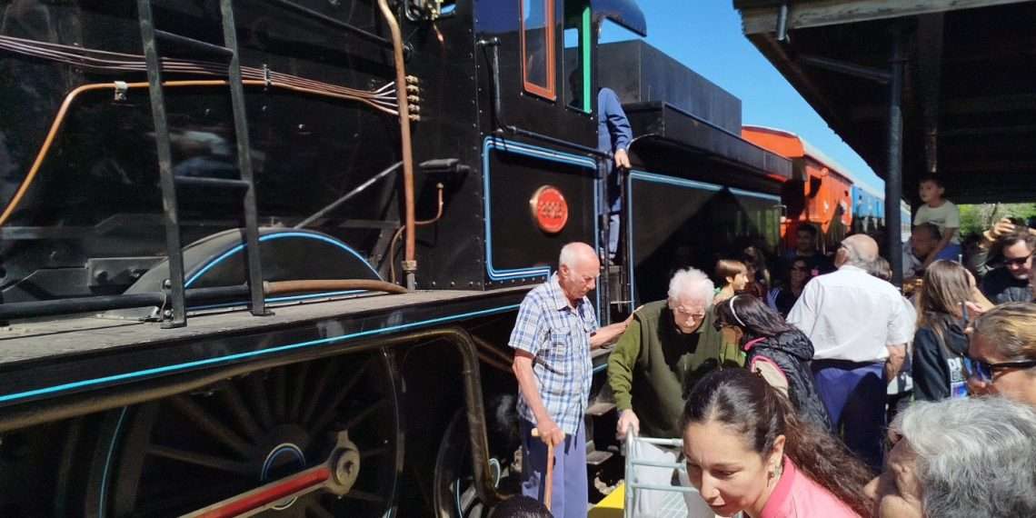 La locomotora Vulcan Foundry 12E 3925 causó furor este lunes