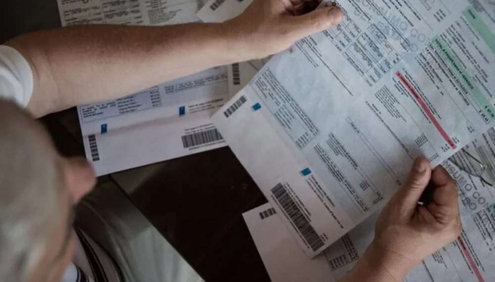 Abril arranca con otro golpe al bolsillo: suben transporte, tarifas y prepagas en medio del ajuste