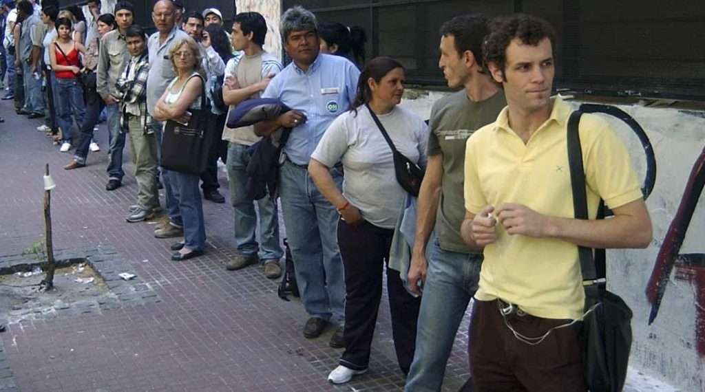 Estudiar ya no alcanza: crece el desempleo entre quienes solo tienen secundario y faltan profesionales