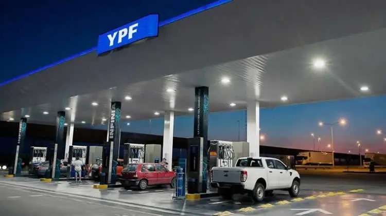 YPF incumplió el congelamiento prometido y volvió a subir los combustibles