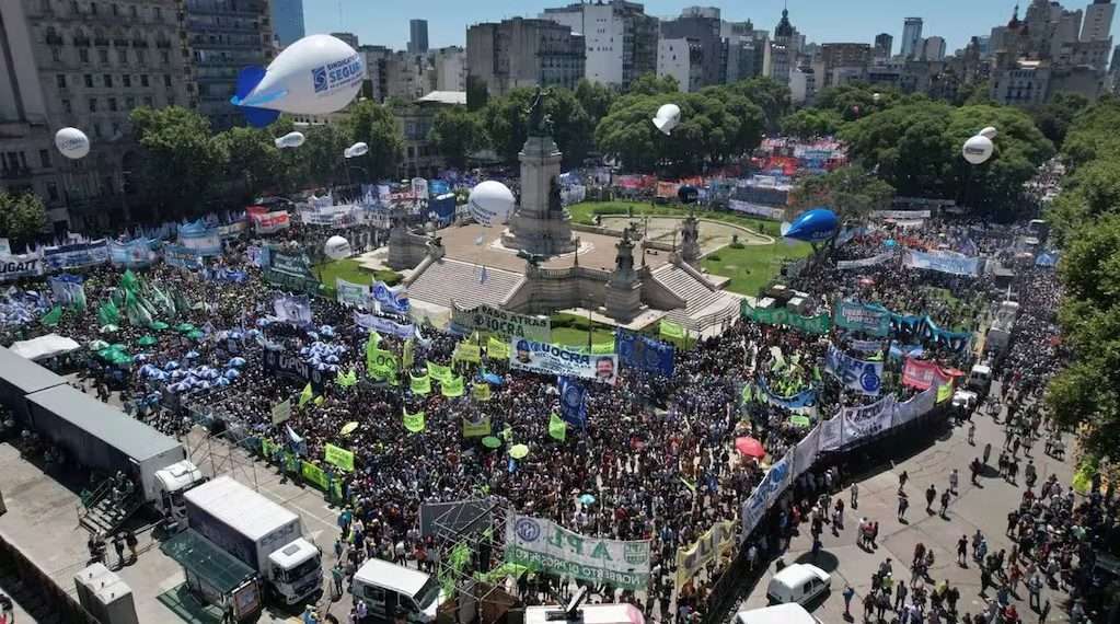 Sin paro pero con presión en la calle: la CGT convoca a Plaza de Mayo y suma críticas al modelo de Milei