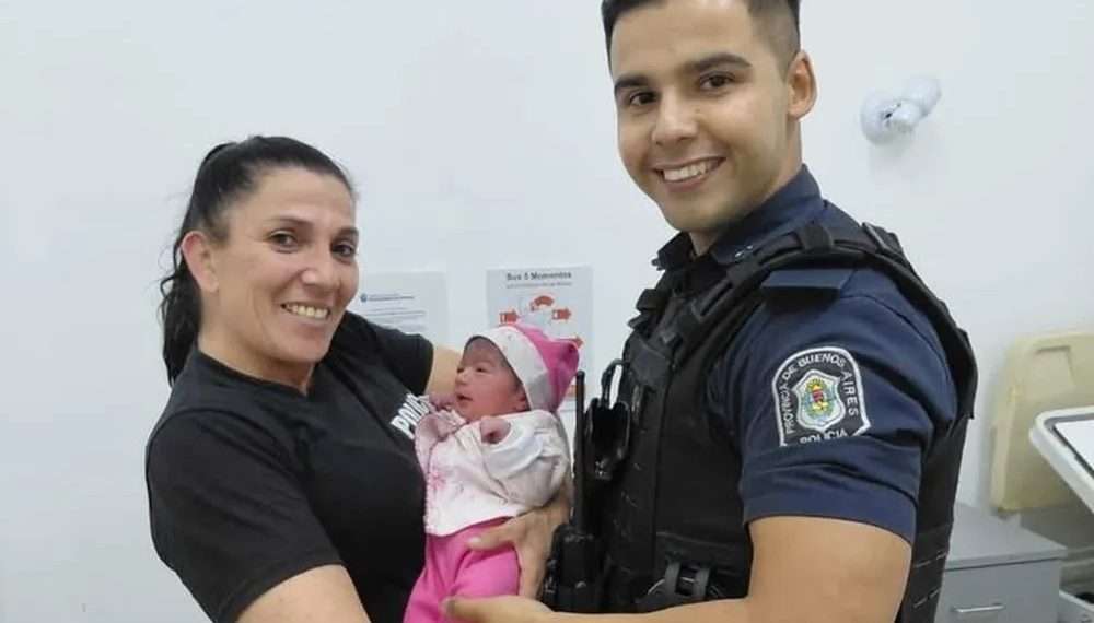 De patrulla a héroes: policías asistieron un parto de urgencia y ayudaron a nacer a una beba
