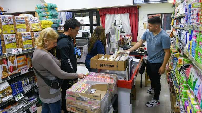 El consumo no repunta: caen las ventas pyme y el 60% frena inversiones en medio del ajuste de Milei