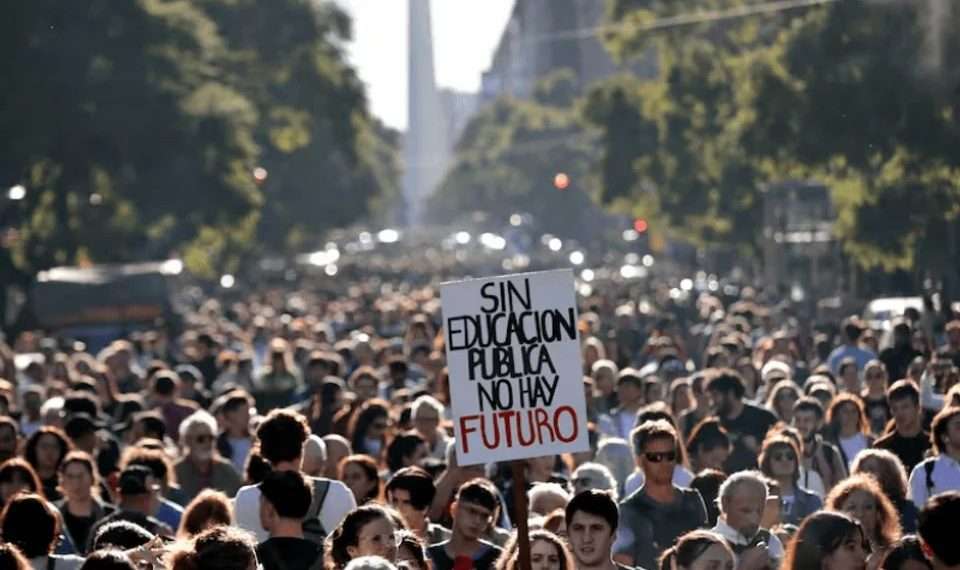 Avance en inclusión: el Senado bonaerense aprobó pictogramas en el transporte público