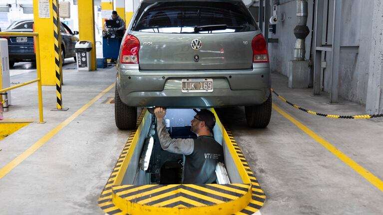 Milei desreguló la VTV y abrió el negocio a talleres privados, pero la Provincia se planta y sostiene el sistema actual