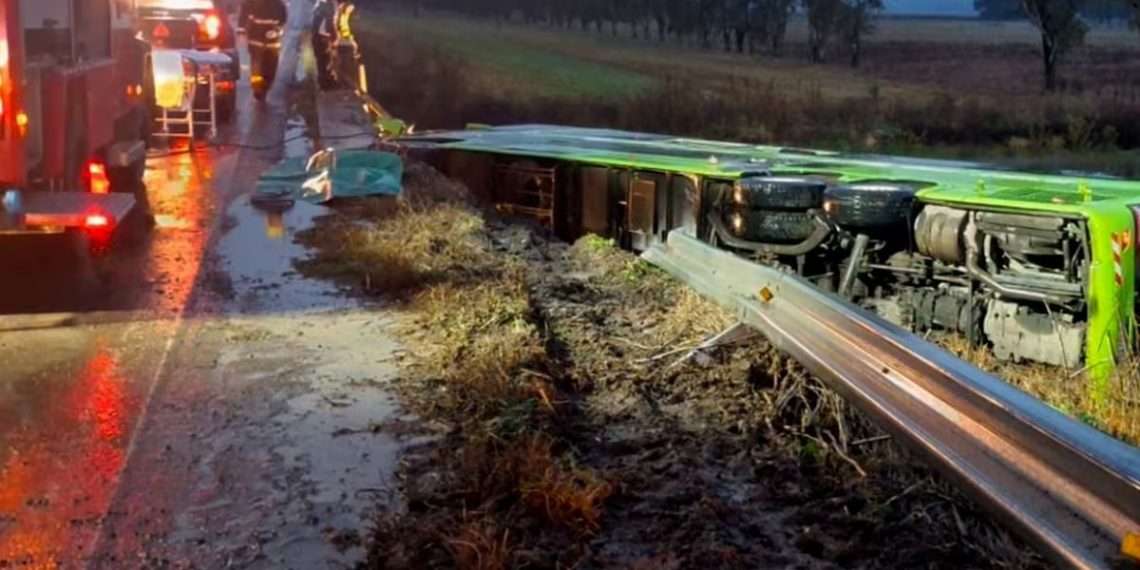 Temporal y accidente en la ruta 7: un micro volcó y dejó al menos cuatro heridos