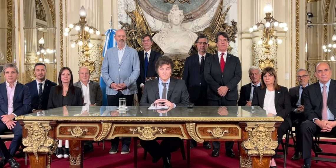 Milei ya rompió el récord de salida de funcionarios y supera a todos los gobiernos desde 1983
