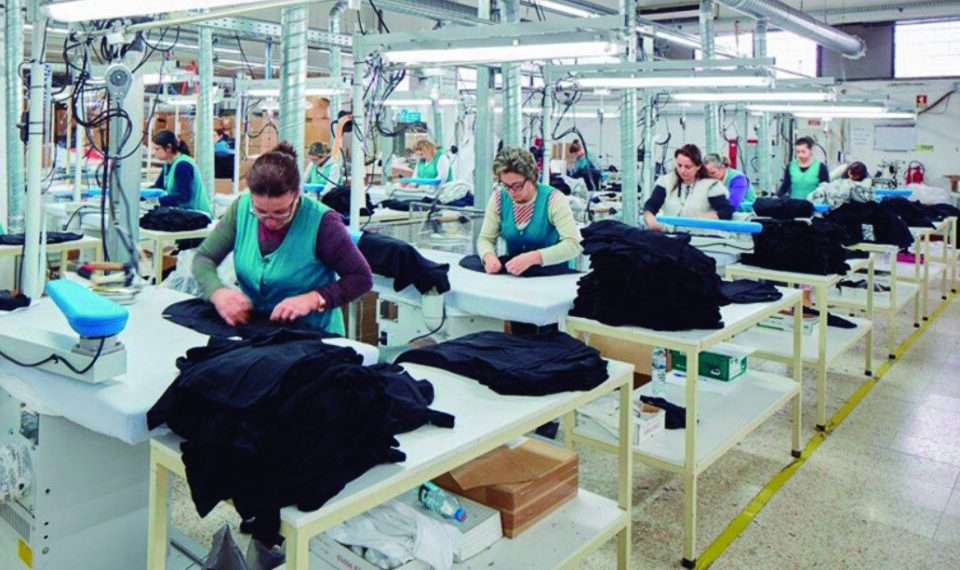 La apertura importadora sigue pasando factura: la producción textil se desplomó más de 22% y siguen los despidos
