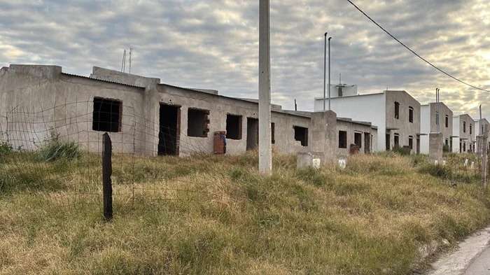 Kicillof refuerza el plan habitacional para terminar proyectos que Nación dejó a mitad de camino