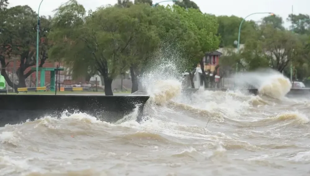 Advierten por una crecida de hasta 1,30 metros en el Río de la Plata