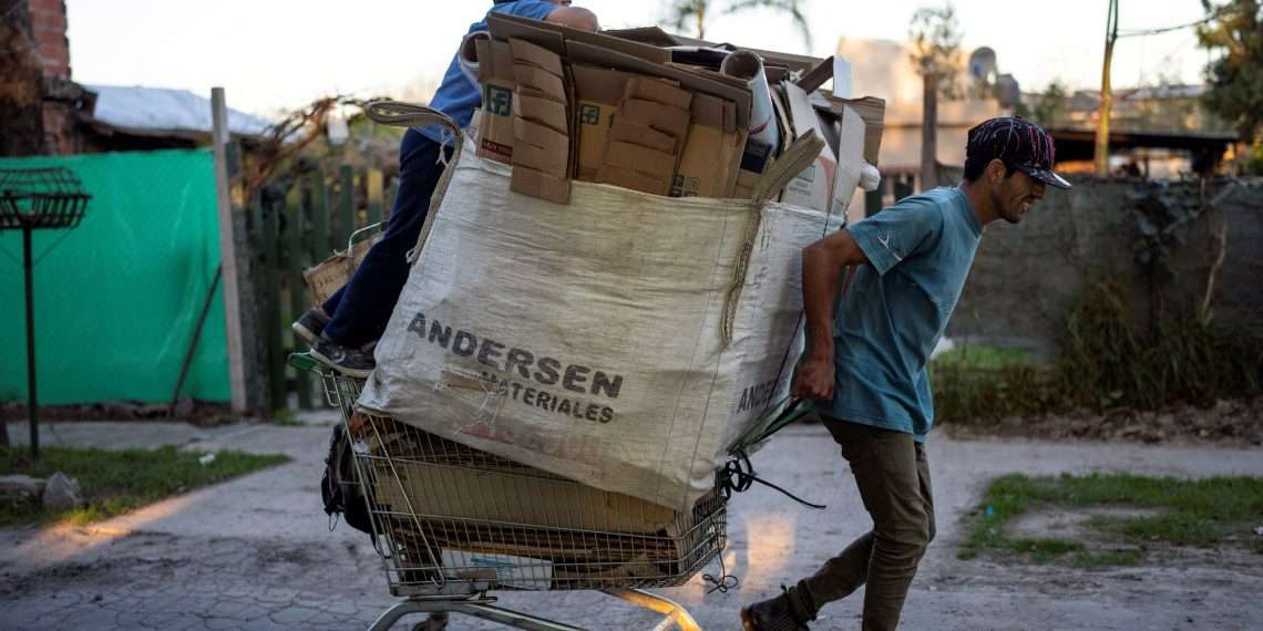 El empleo se precariza: más de 350 mil personas pasaron a trabajos sin protección desde 2024