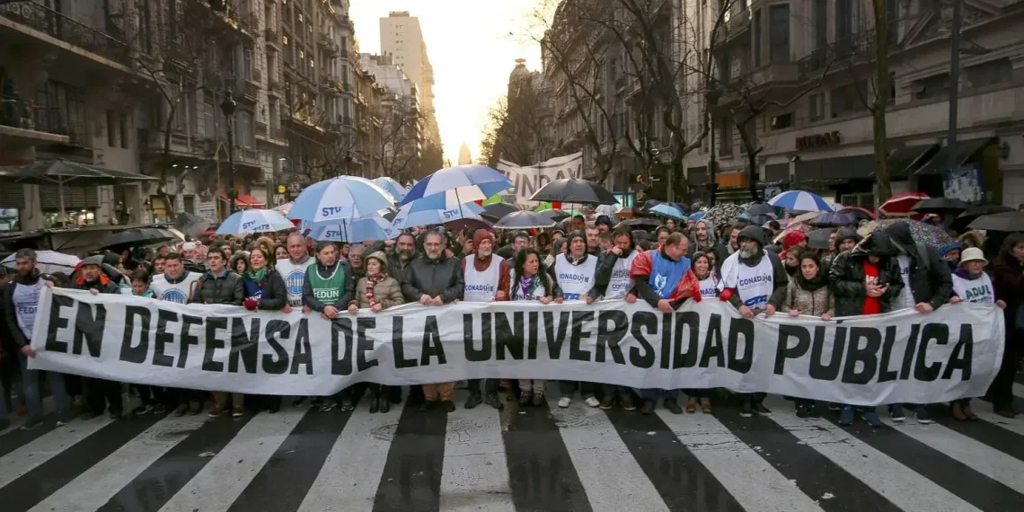 Universidades: Milei defiende un presupuesto que queda $3,7 billones por debajo del reclamo de los rectores
