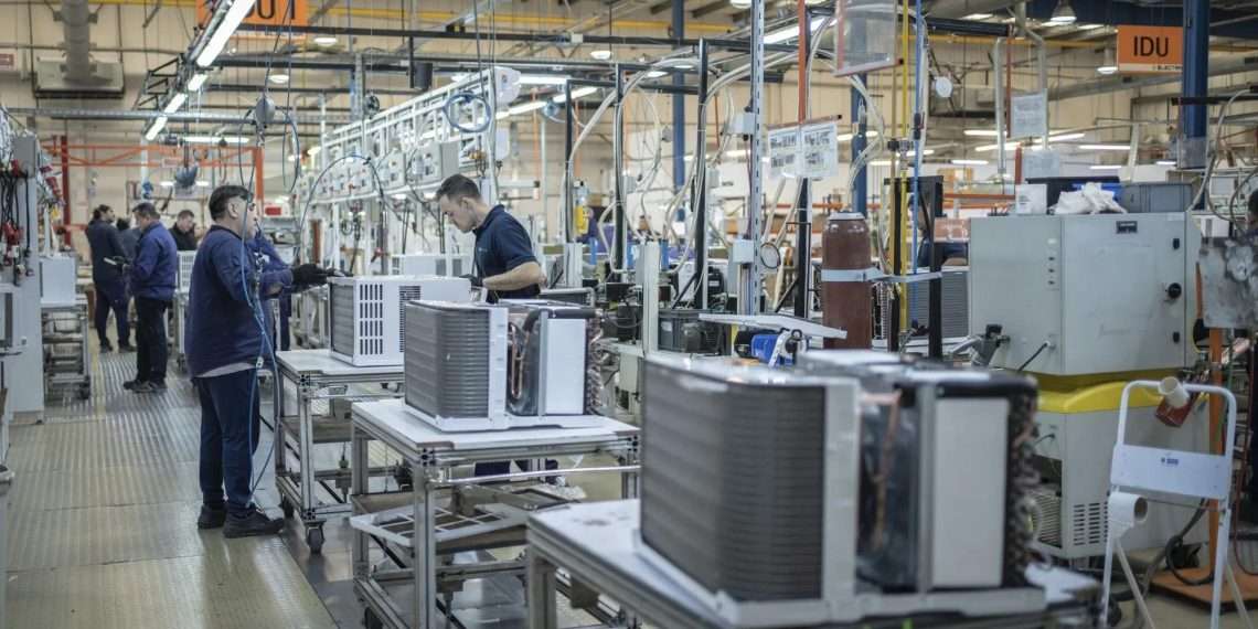 La economía volvió a caer en agosto y la industria y el comercio profundizaron el retroceso